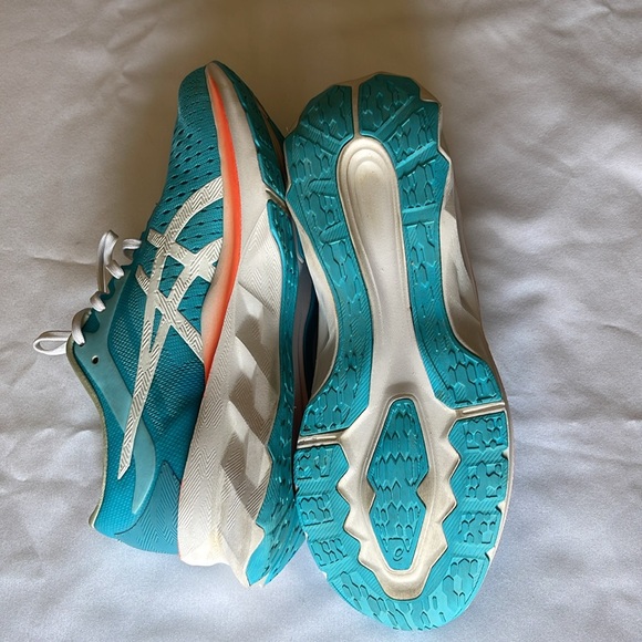 Women’s ASICS NOVABLAST aquarium/white running shoe - Picture 5 of 6